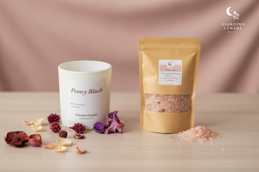 Set Rituale della Luna Rosa - Candela Peony Blush e Sali da Bagno Sensuale con olio essenziale Ylang e Olio di Cocco